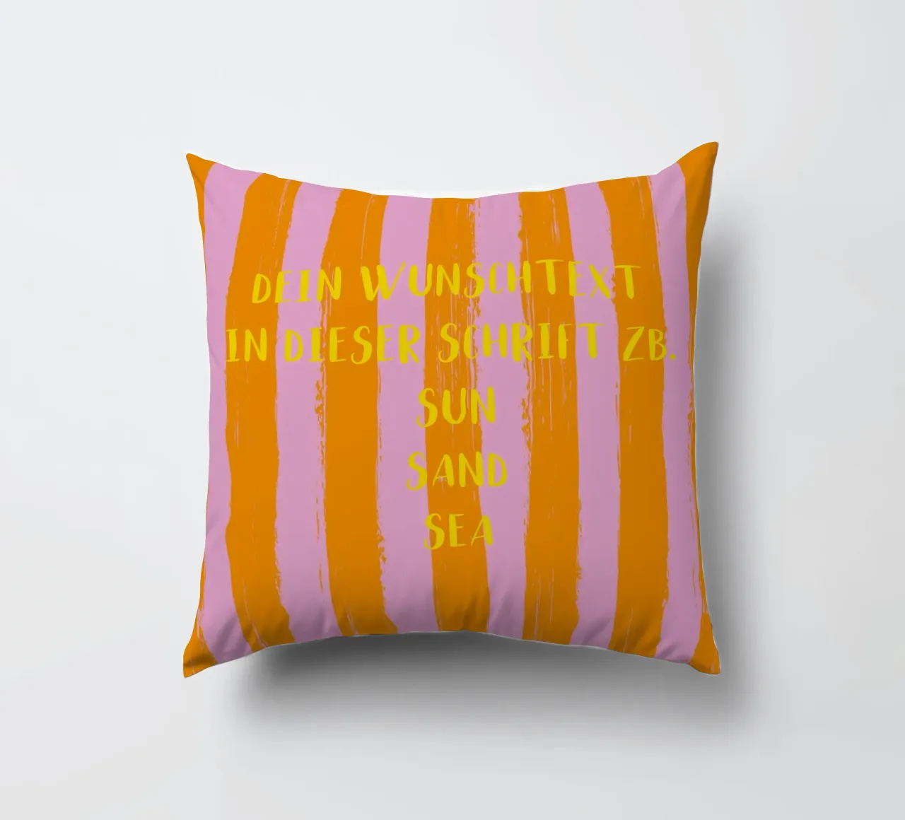 Dein Wunschtext auf gestreiftem Pinselstrichhintergrund cuscino da Typo Designs
