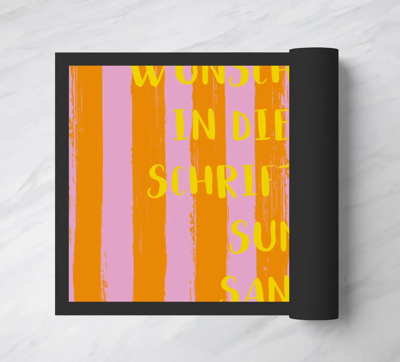 Dein Wunschtext auf gestreiftem Pinselstrichhintergrund zerbino da Typo Designs