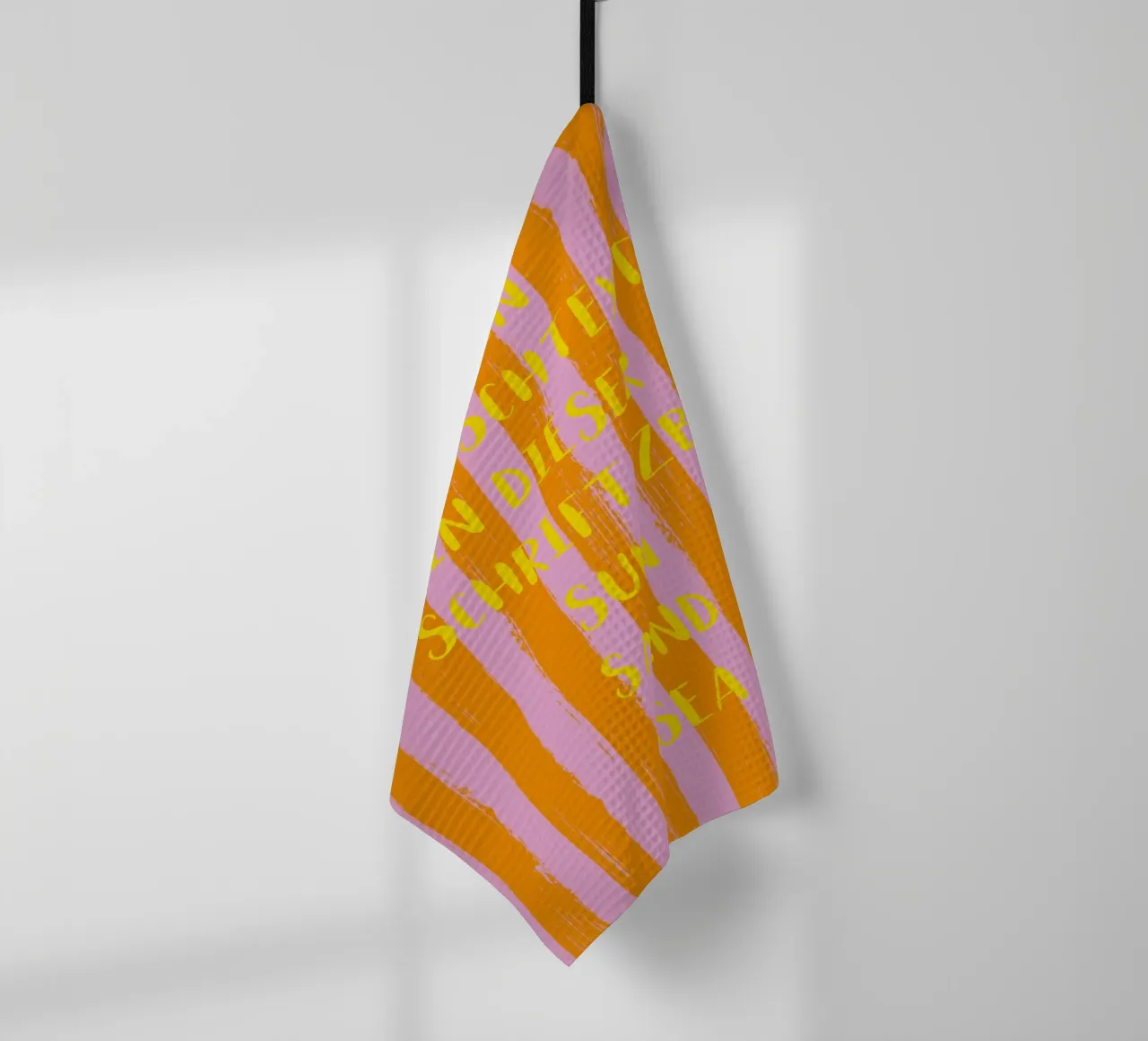 Dein Wunschtext auf gestreiftem Pinselstrichhintergrund canovaccio da cucina da Typo Designs