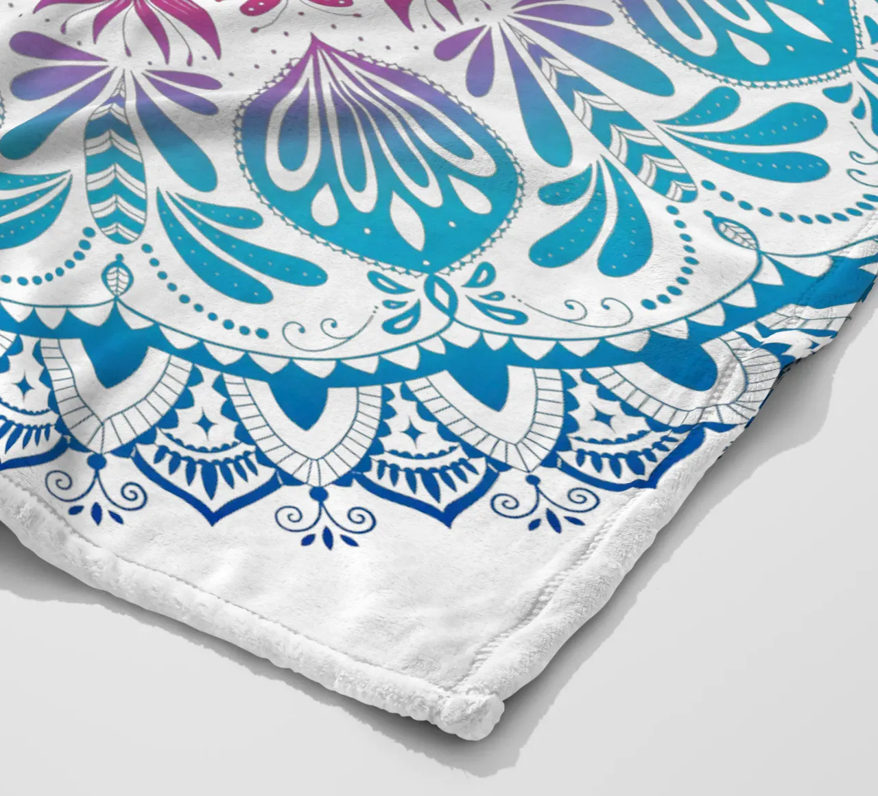 Mandala con i colori dell'arcobaleno coperta in pile da CalliLetters