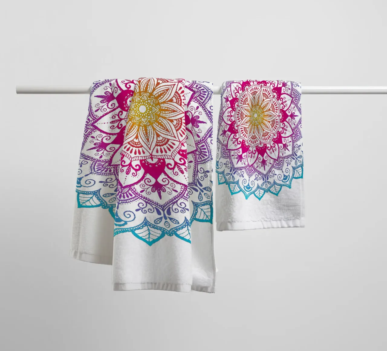 Mandala con i colori dell'arcobaleno asciugamano da bagno da CalliLetters