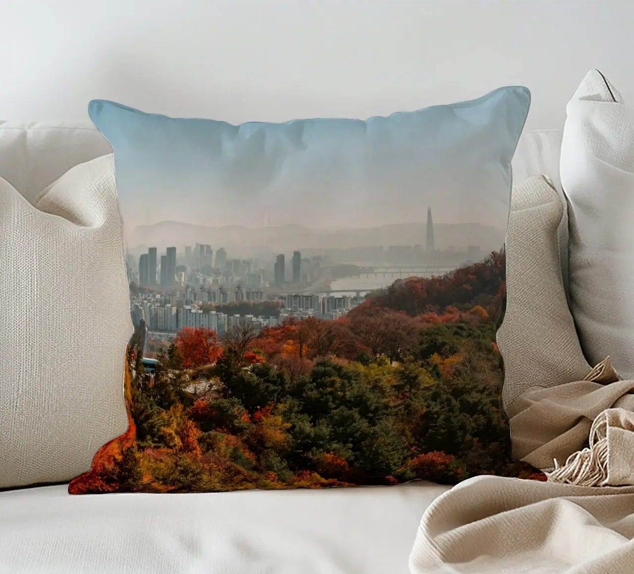 Skyline autunnale di Seul, Corea del Sud cuscino da mbgraphx2