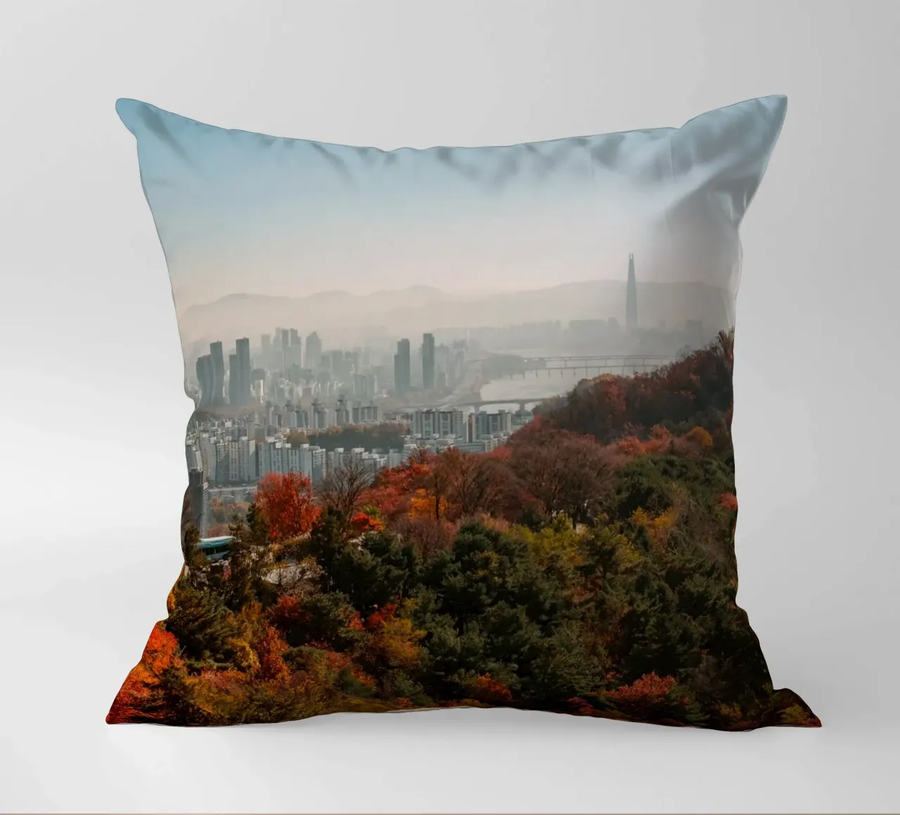 Skyline autunnale di Seul, Corea del Sud cuscino da mbgraphx2