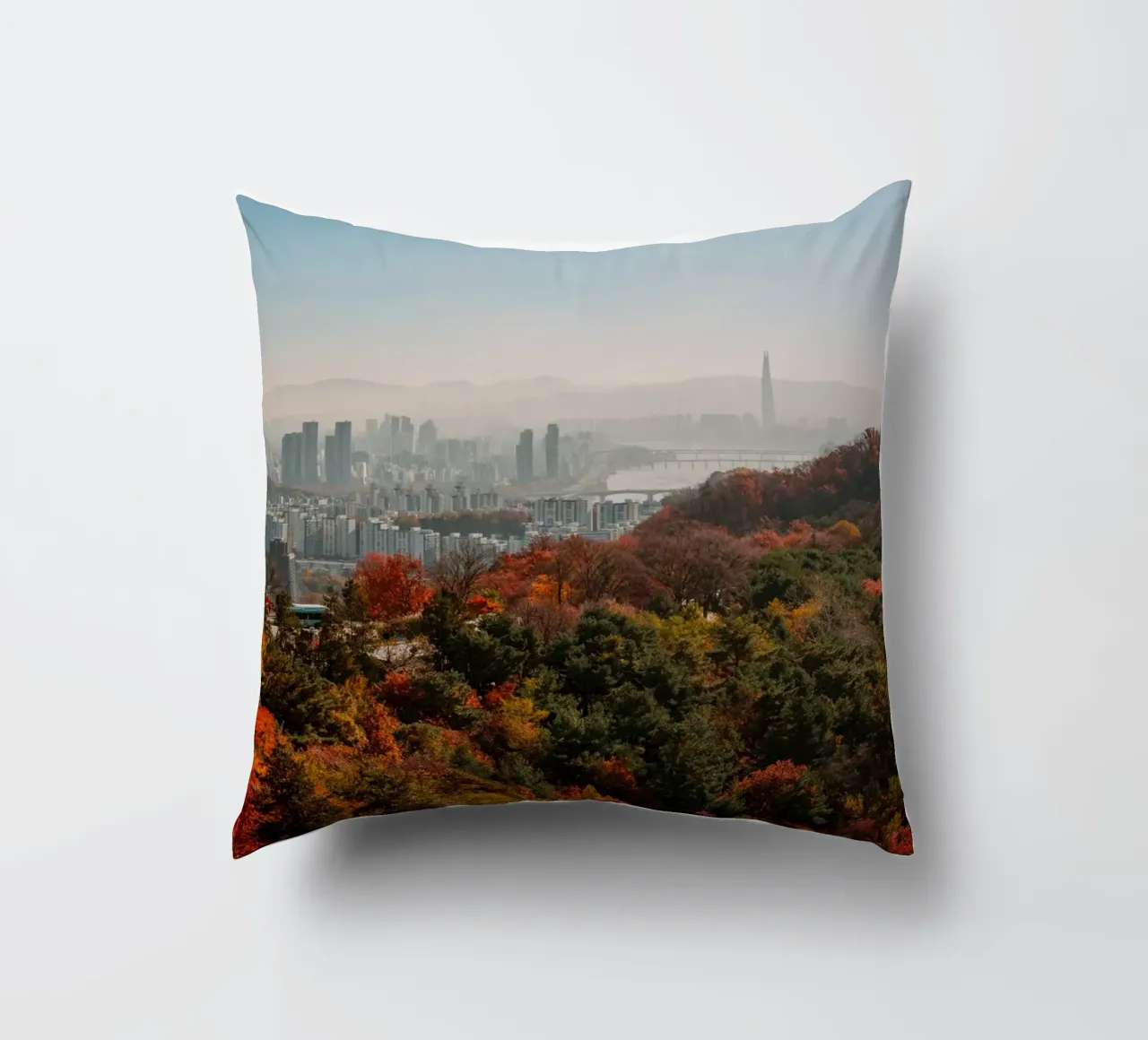 Skyline autunnale di Seul, Corea del Sud cuscino da mbgraphx2