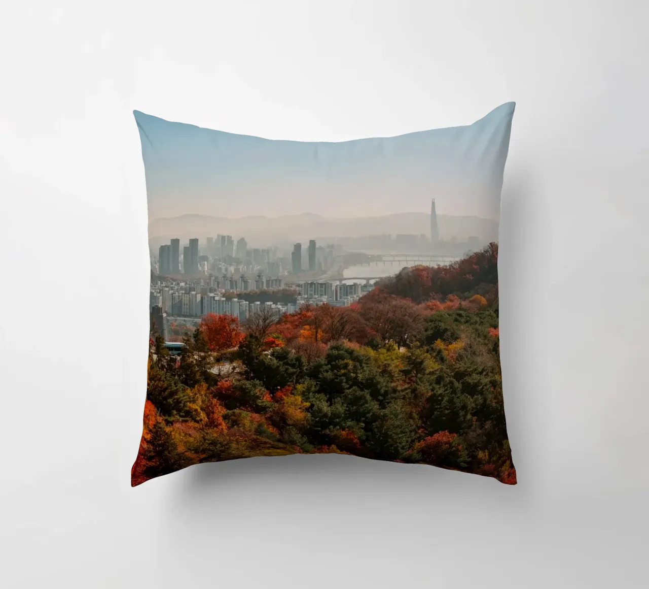 Skyline autunnale di Seul, Corea del Sud cuscino da mbgraphx2