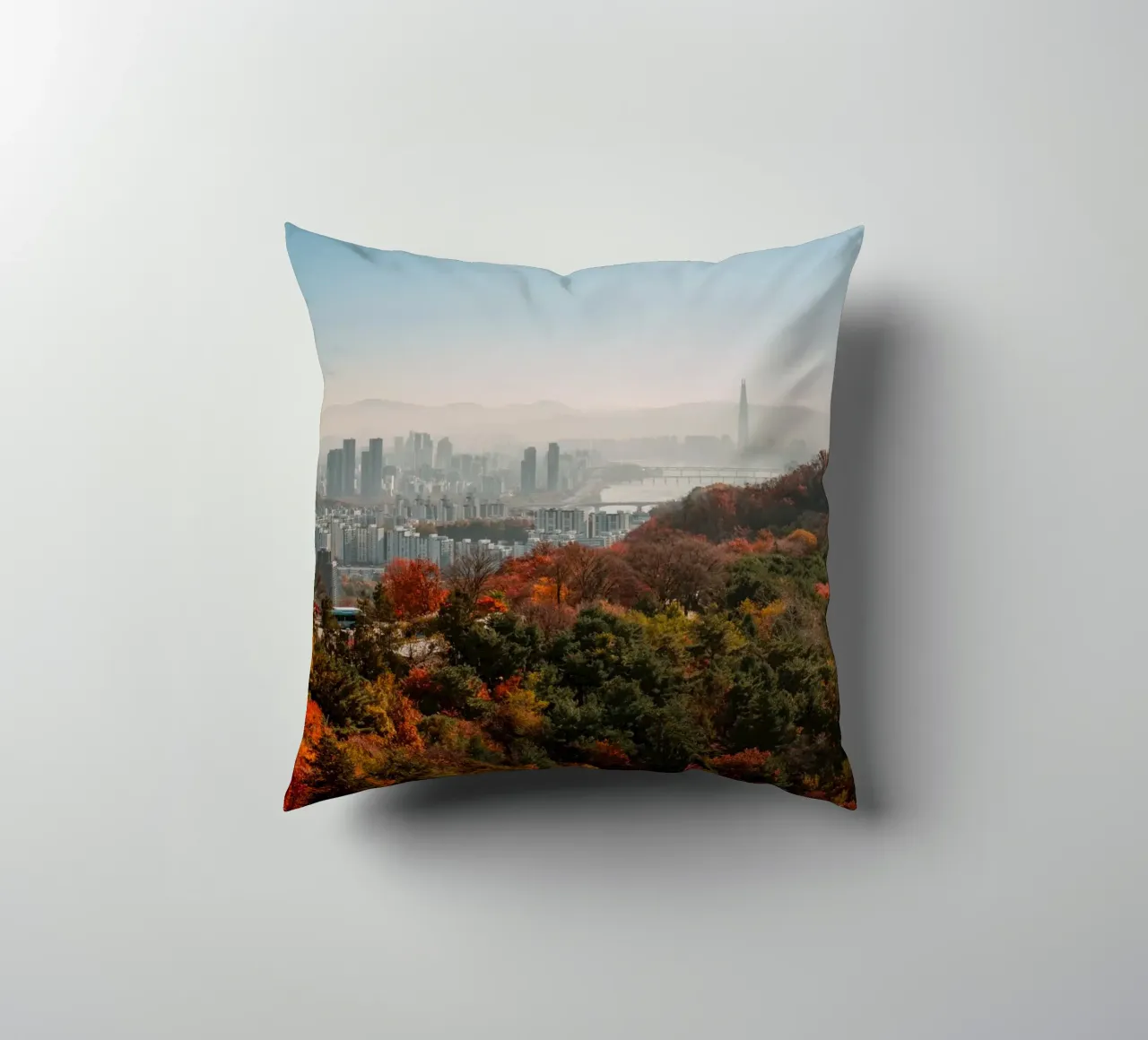 Skyline autunnale di Seul, Corea del Sud cuscino da mbgraphx2