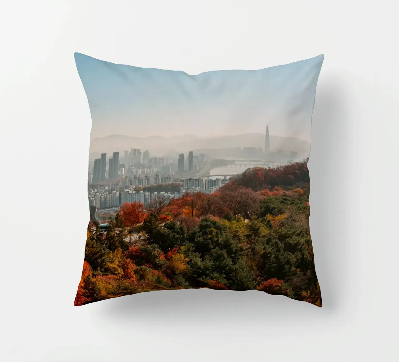 Skyline autunnale di Seul, Corea del Sud cuscino da mbgraphx2