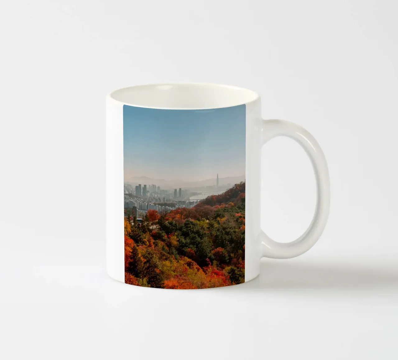 Skyline autunnale di Seul, Corea del Sud tazza in ceramica da mbgraphx2