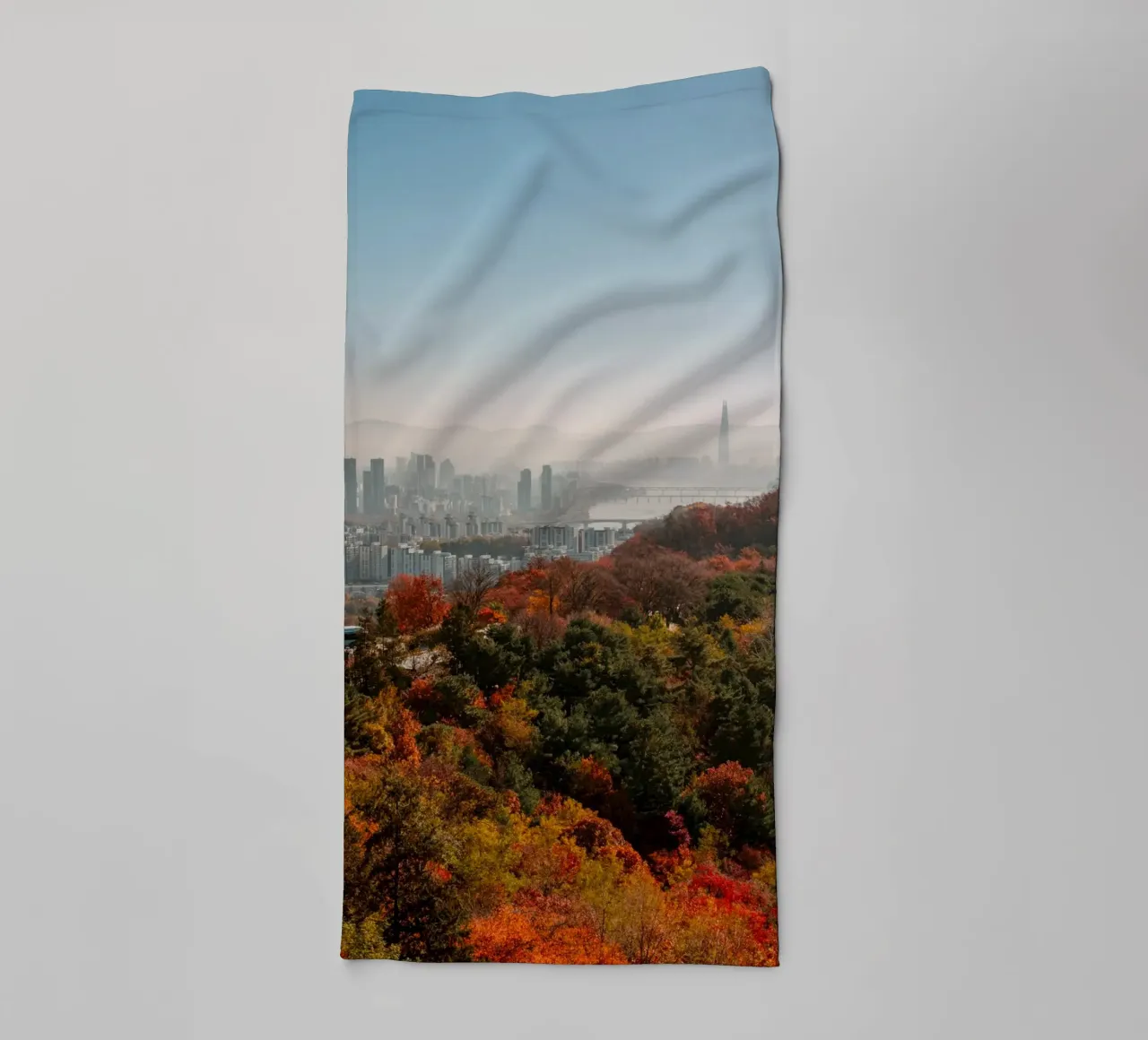 Skyline autunnale di Seul, Corea del Sud asciugamano da bagno da mbgraphx2