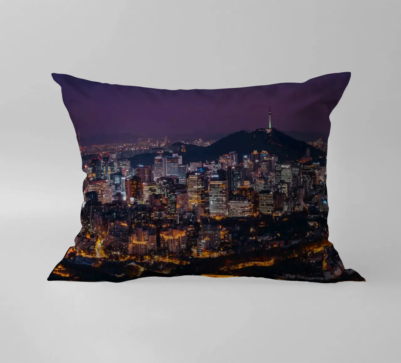 Skyline notturno della città di Seul, Corea del Sud cuscino da mbgraphx2