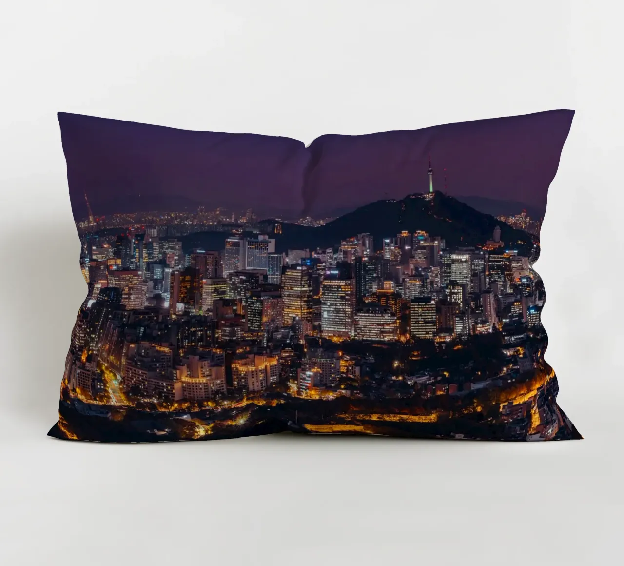 Skyline notturno della città di Seul, Corea del Sud cuscino da mbgraphx2