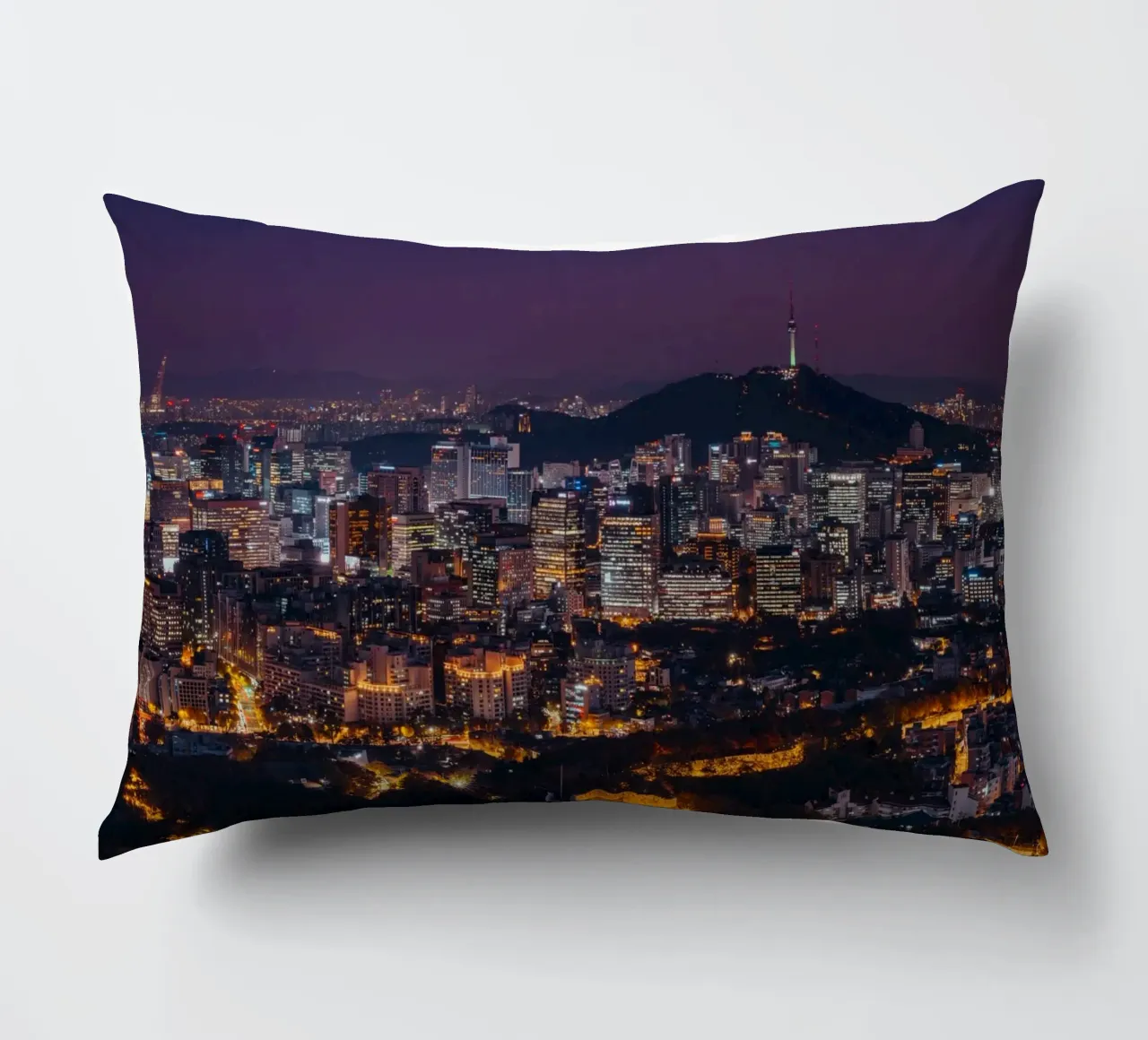 Skyline notturno della città di Seul, Corea del Sud cuscino da mbgraphx2