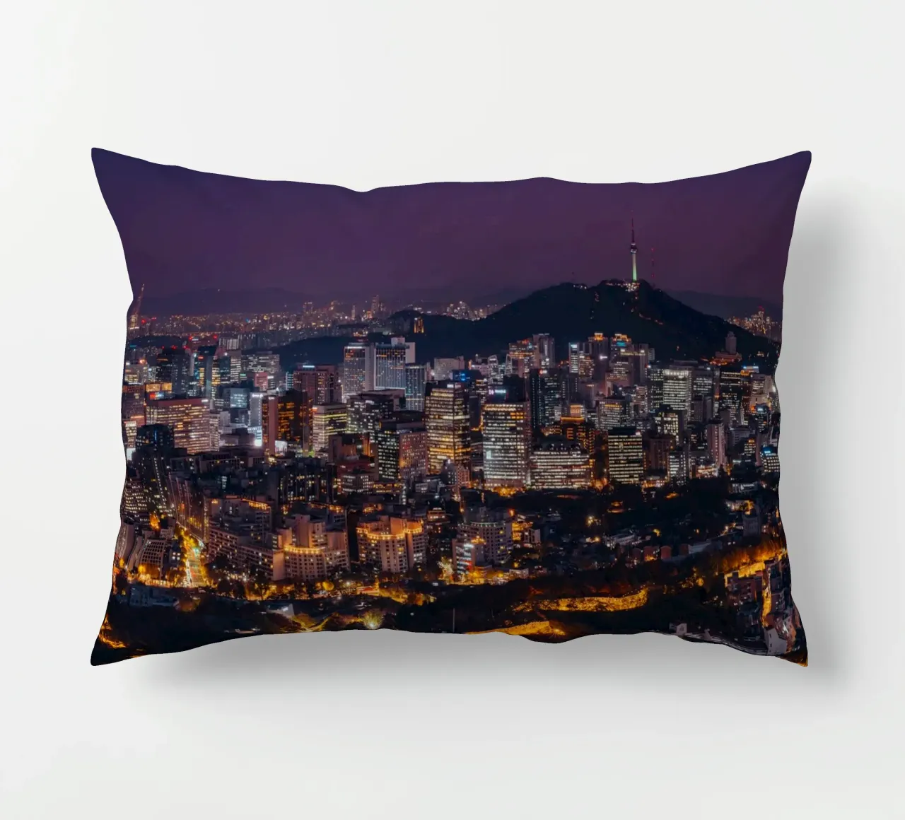 Skyline notturno della città di Seul, Corea del Sud cuscino da mbgraphx2
