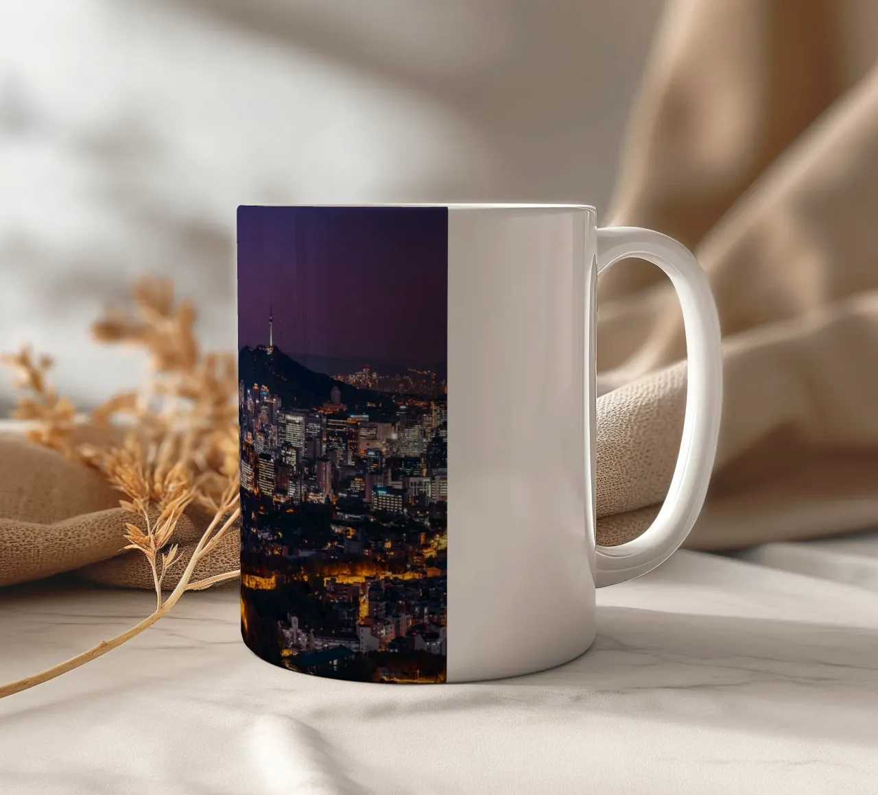 Skyline notturno della città di Seul, Corea del Sud tazza in ceramica da mbgraphx2