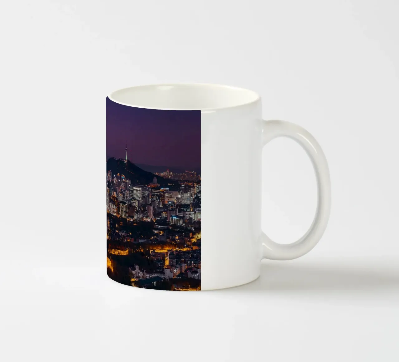 Skyline notturno della città di Seul, Corea del Sud tazza in ceramica da mbgraphx2