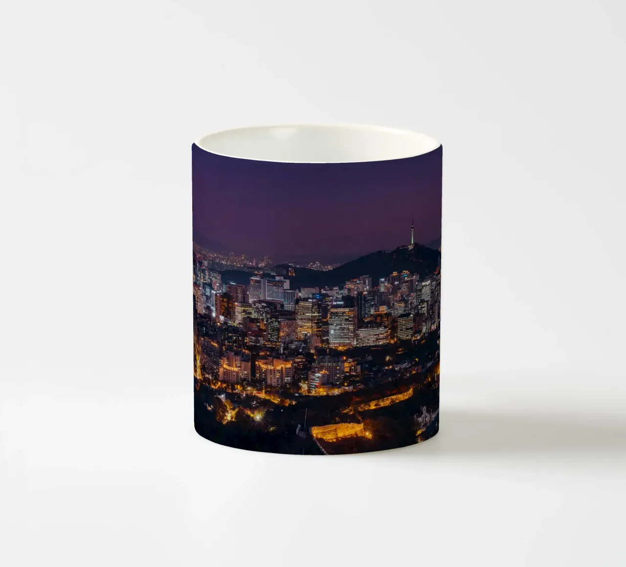 Skyline notturno della città di Seul, Corea del Sud tazza in ceramica da mbgraphx2