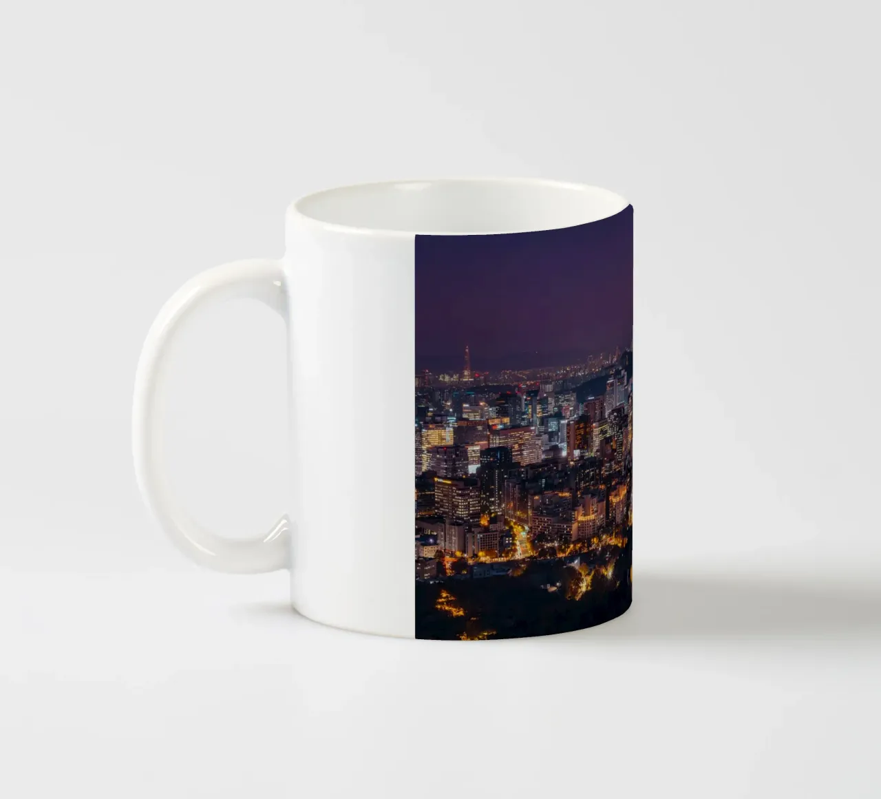 Skyline notturno della città di Seul, Corea del Sud tazza in ceramica da mbgraphx2