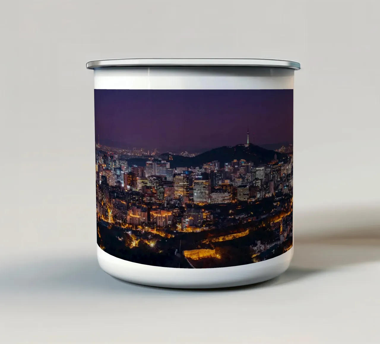 Skyline notturno della città di Seul, Corea del Sud tazza in smalto da mbgraphx2