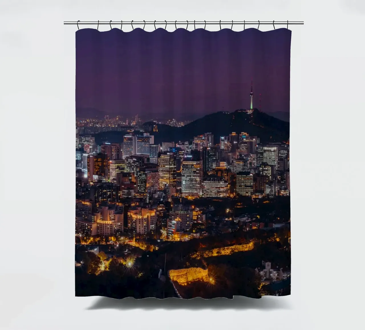 Skyline notturno della città di Seul, Corea del Sud tenda da doccia da mbgraphx2