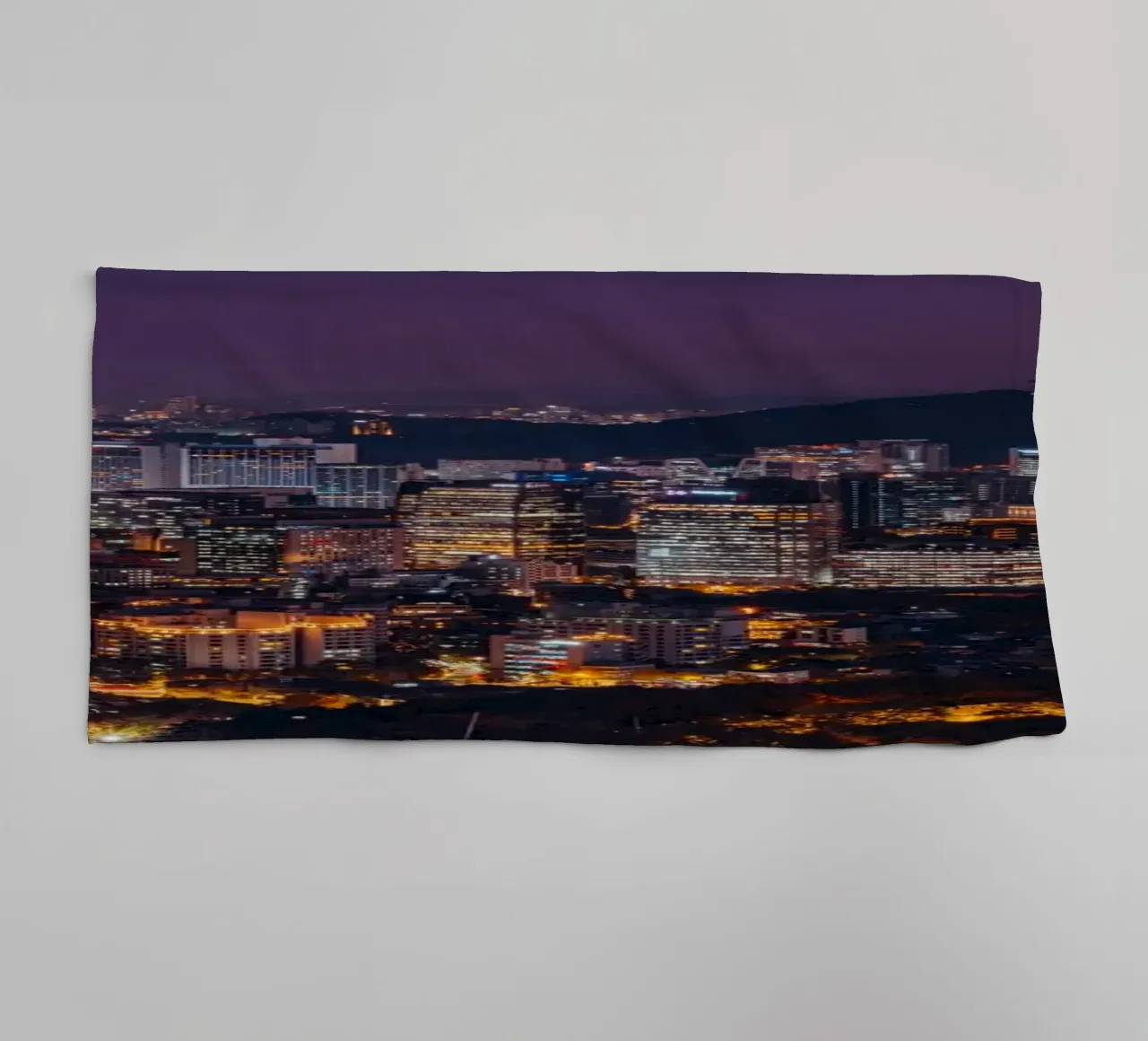 Skyline notturno della città di Seul, Corea del Sud asciugamano da bagno da mbgraphx2