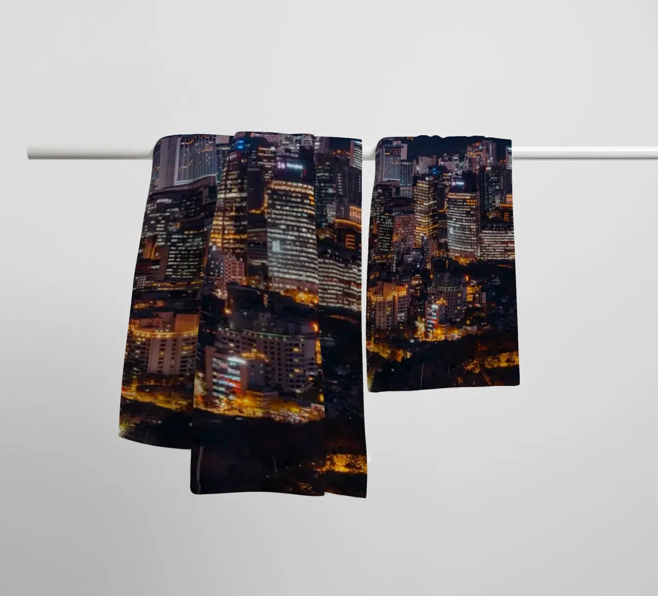 Skyline notturno della città di Seul, Corea del Sud asciugamano da bagno da mbgraphx2