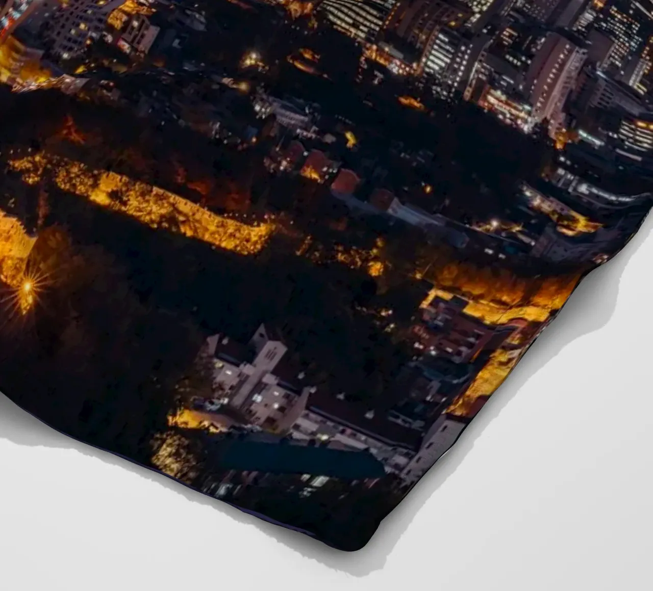 Skyline notturno della città di Seul, Corea del Sud coperta in pile da mbgraphx2