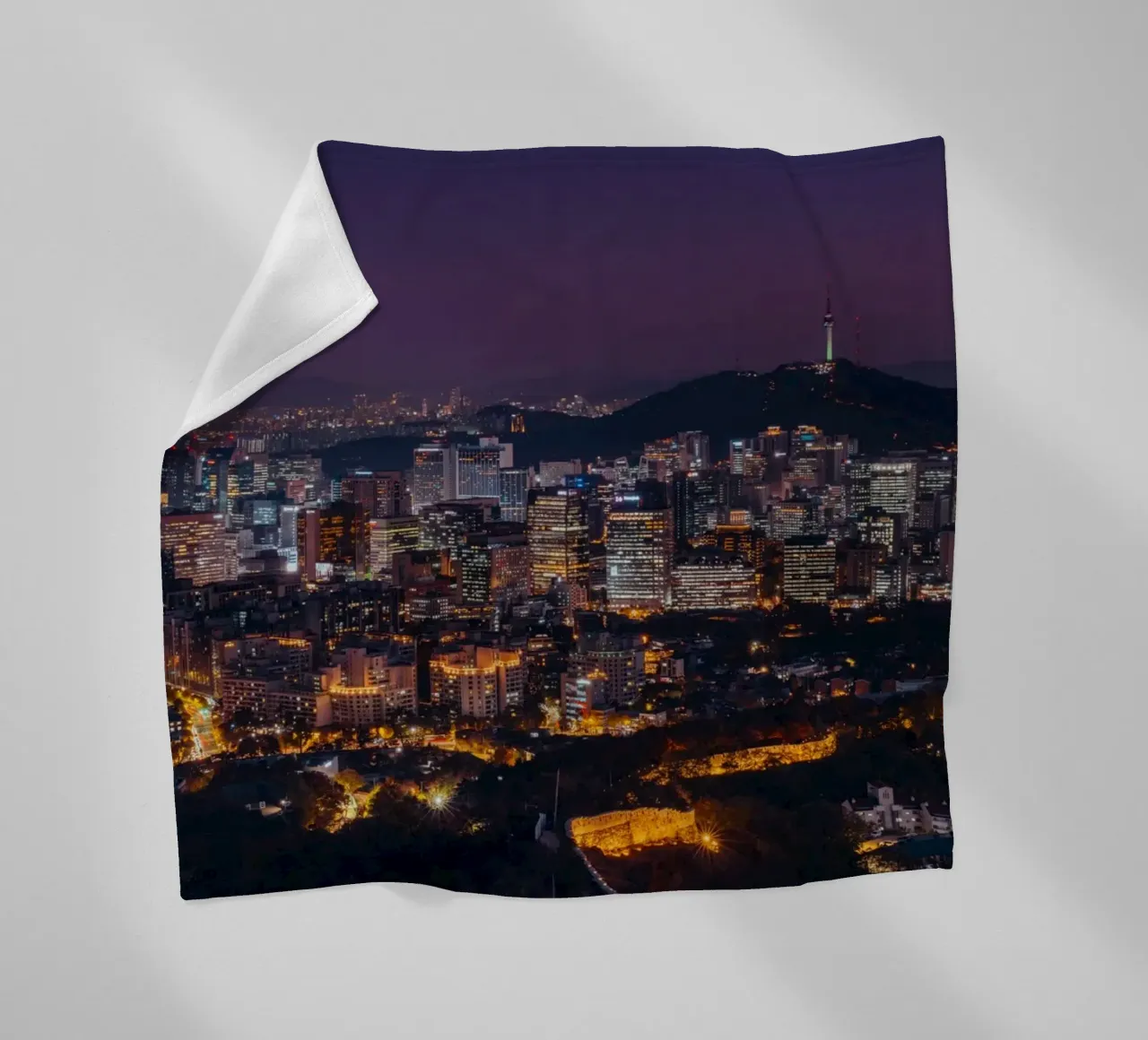 Skyline notturno della città di Seul, Corea del Sud coperta in pile da mbgraphx2