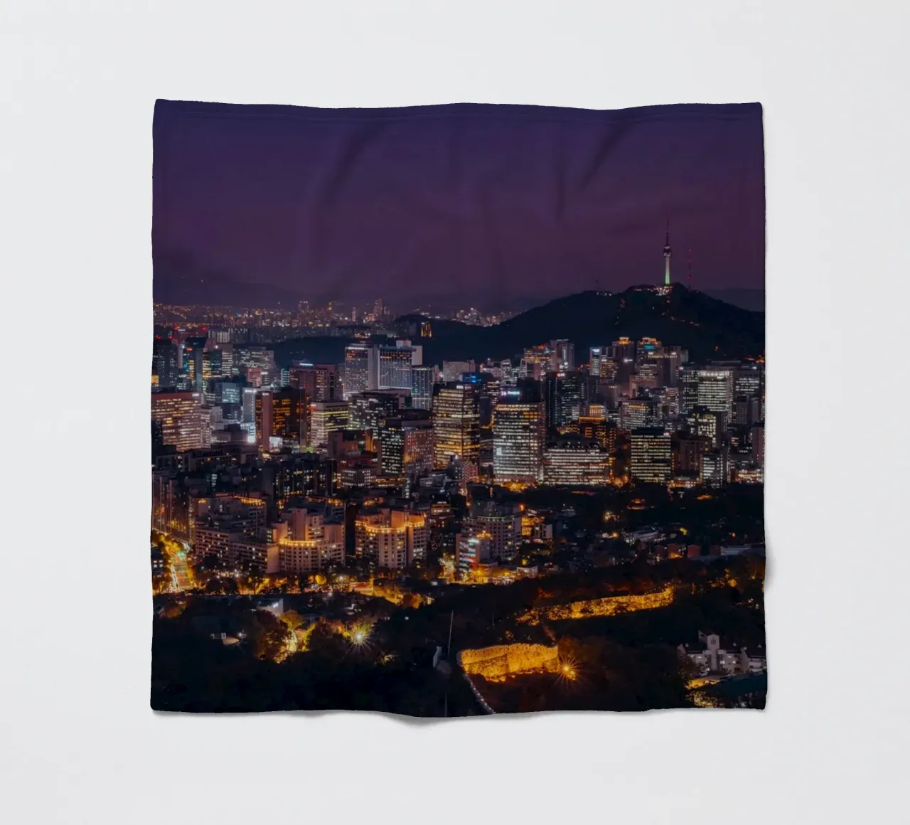 Skyline notturno della città di Seul, Corea del Sud coperta in pile da mbgraphx2