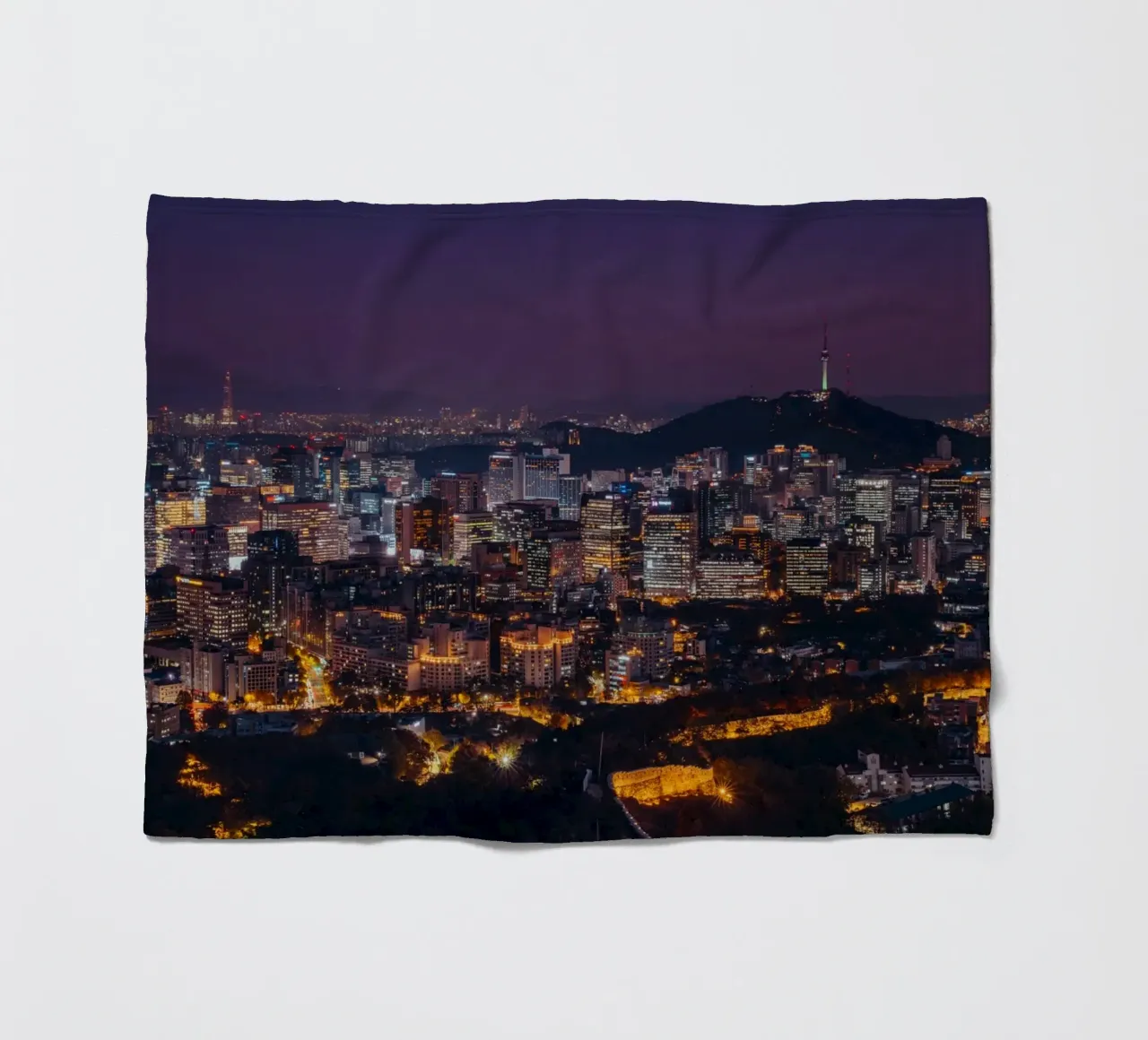 Skyline notturno della città di Seul, Corea del Sud coperta in pile da mbgraphx2