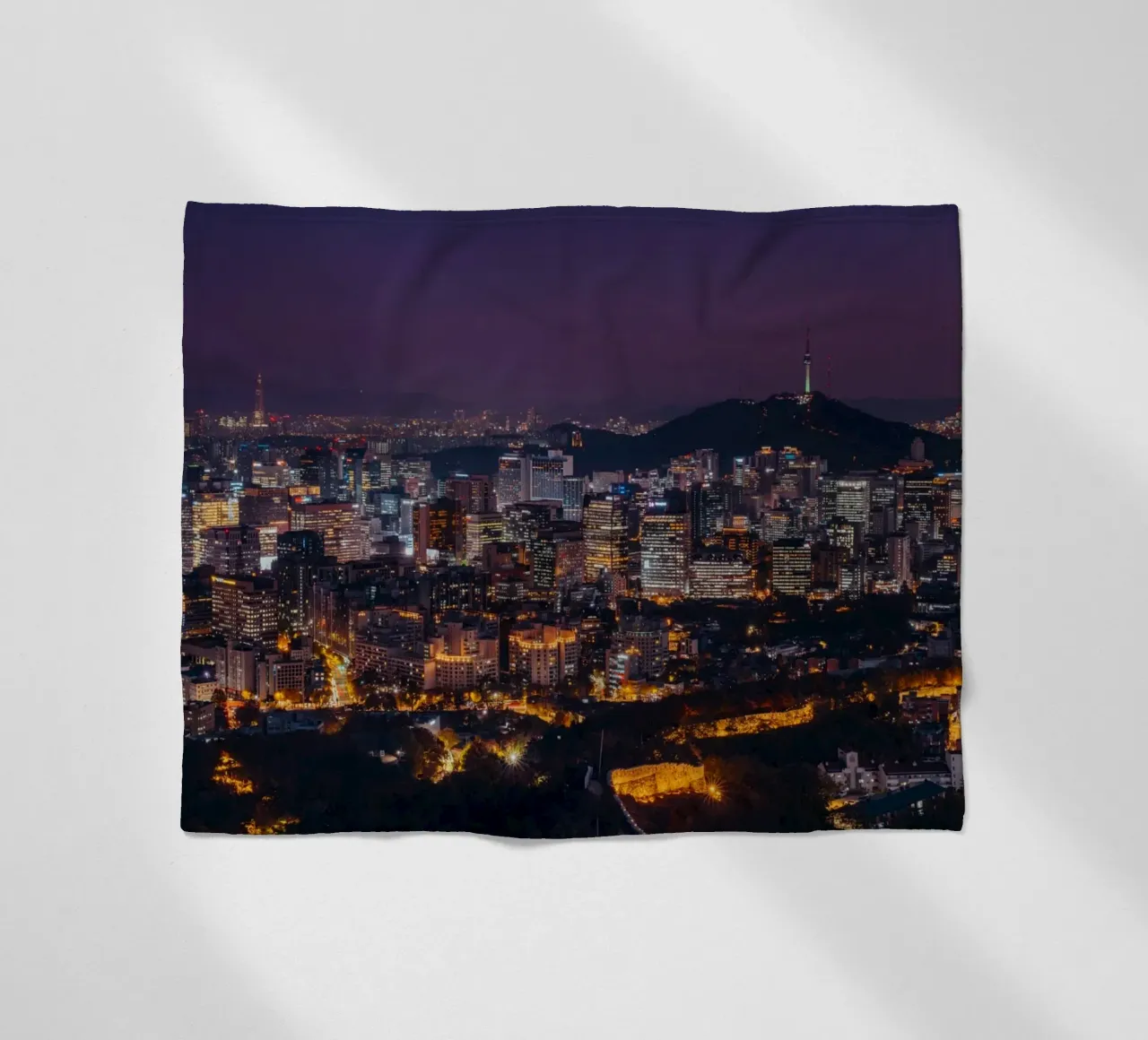Skyline notturno della città di Seul, Corea del Sud coperta in pile da mbgraphx2
