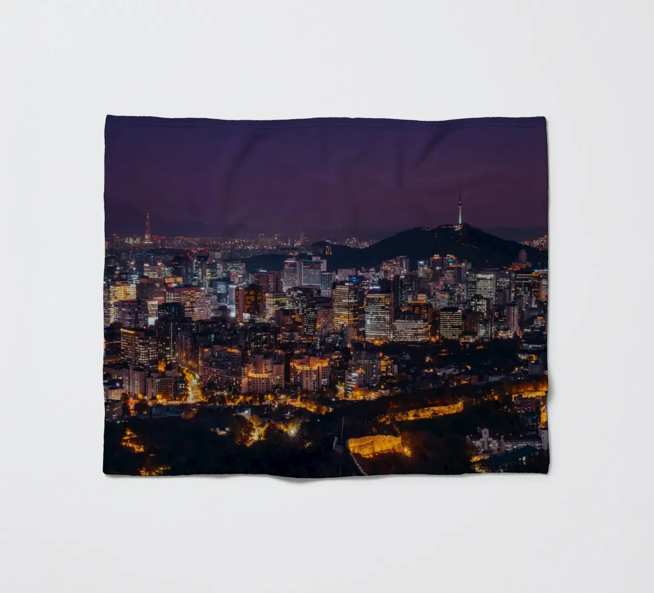 Skyline notturno della città di Seul, Corea del Sud coperta in pile da mbgraphx2