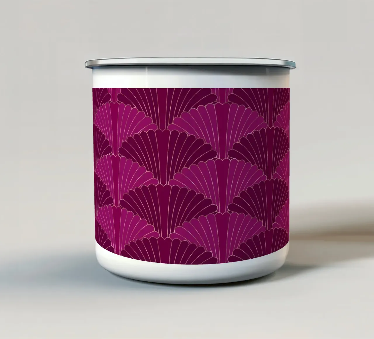 Modello. Art Déco. Melanzana e oro brillante. tazza in smalto da CalliLetters