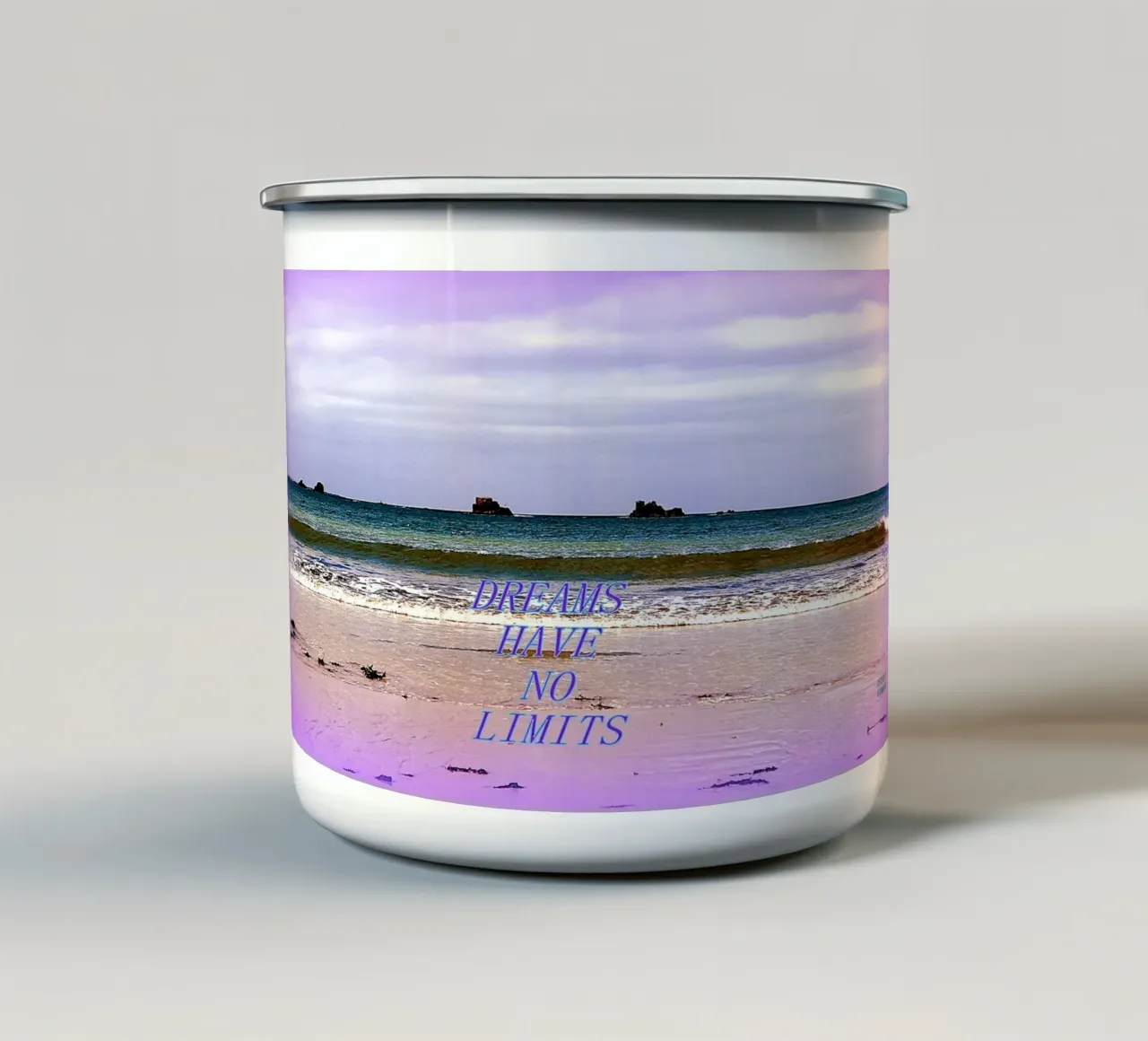 I SOGNI NON HANNO LIMITI. tazza in smalto da TYPOGRAPHY BY THIERRY VOBMANN