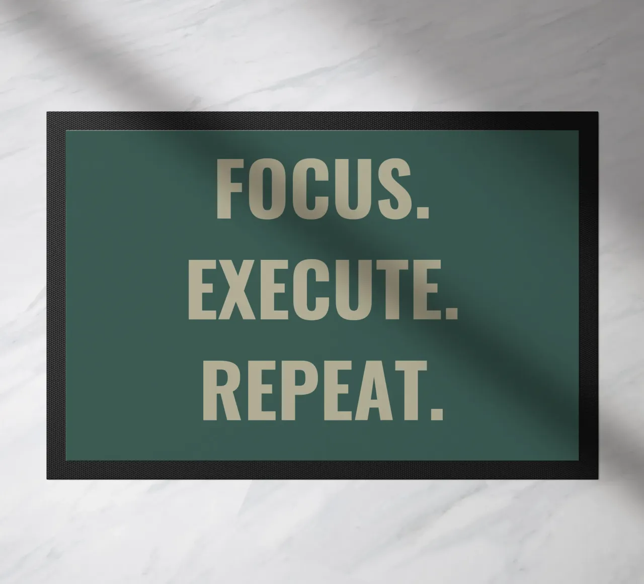 FOCUS. EXECUTE. REPEAT. Fußmatte von Simple