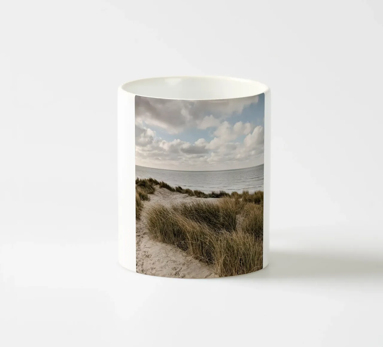 Spiaggia serena, dune e vista mare tazza in ceramica da The art seasons