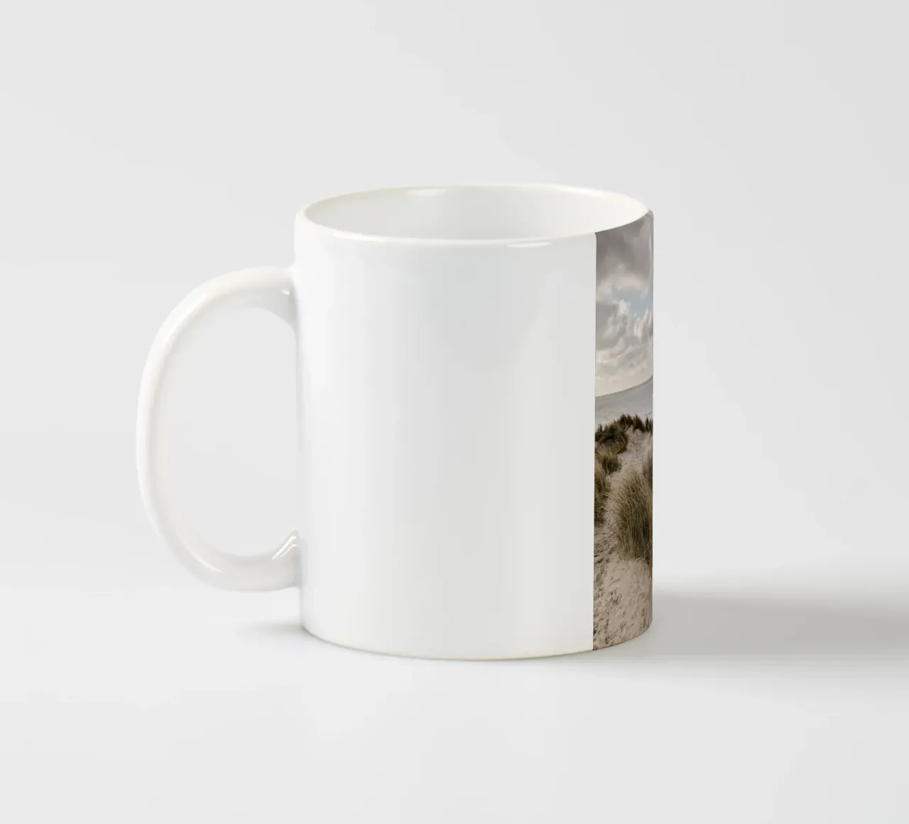 Spiaggia serena, dune e vista mare tazza in ceramica da The art seasons