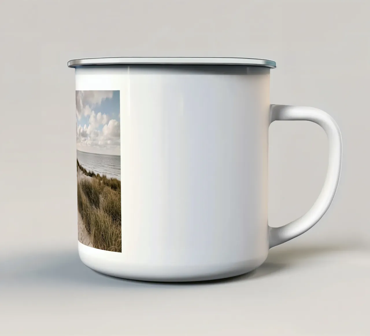 Spiaggia serena, dune e vista mare tazza in smalto da The art seasons