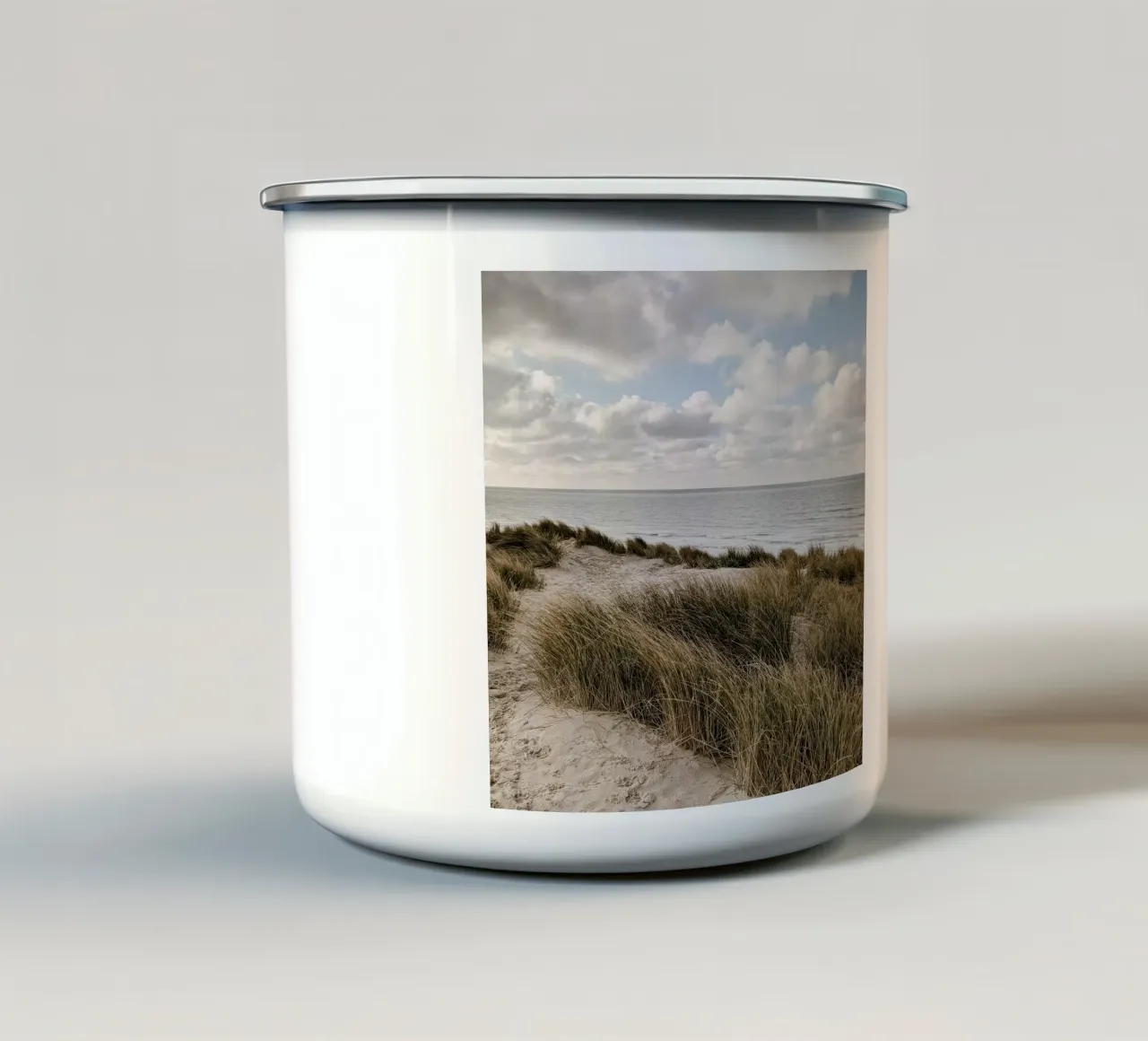 Spiaggia serena, dune e vista mare tazza in smalto da The art seasons