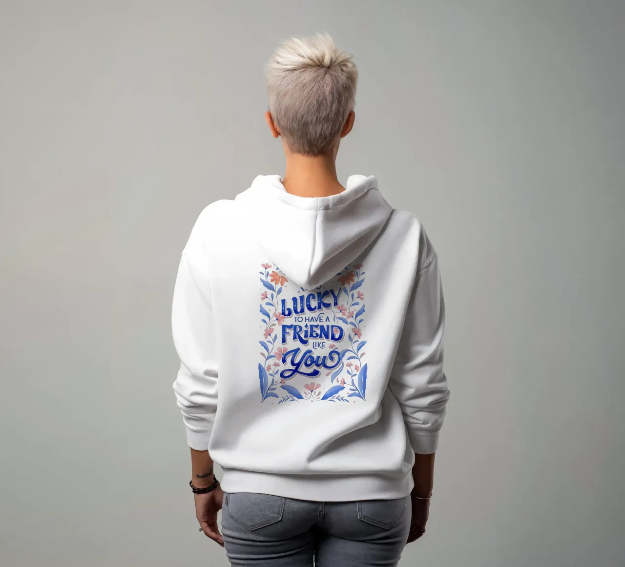 Amicizia. Amore. Aforisma e fiori pastello. felpa con cappuccio da CalliLetters