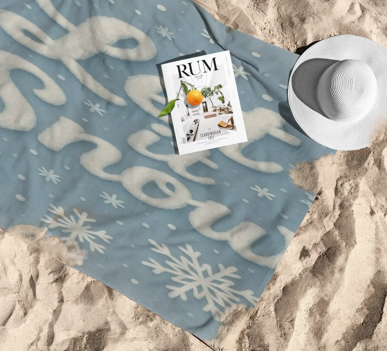 Morbide scritte invernali sulla neve telo mare da Nordic Noel Studio