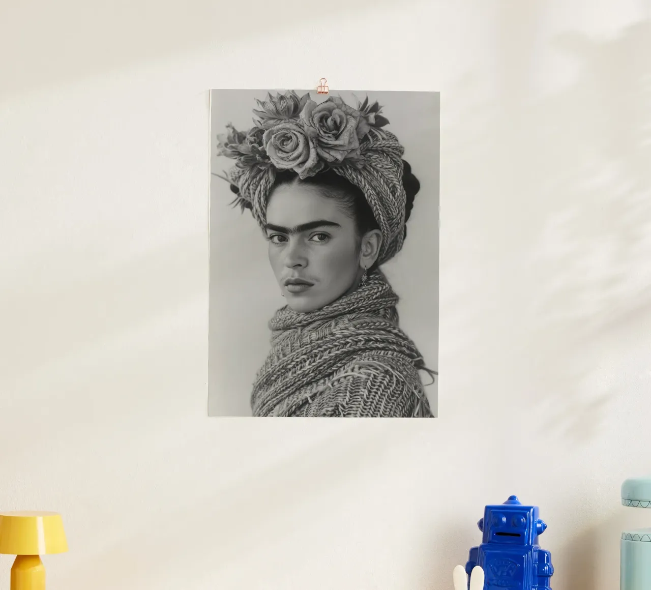 Frida Kahlo "Fierce Feminine Power" poster con telaio in plastica da Fantasias Florales