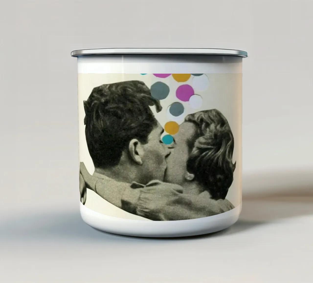 Il primo bacio tazza in smalto da Cassia Beck Collage
