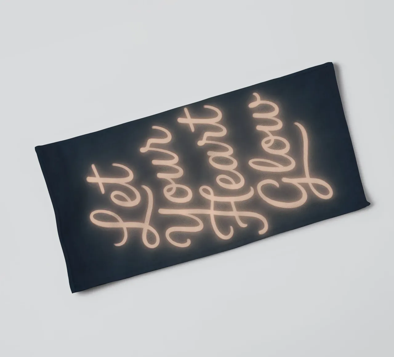 Let Your Heart Glow - Soft Neon Script serviette de bain de Nordic Noel Studio