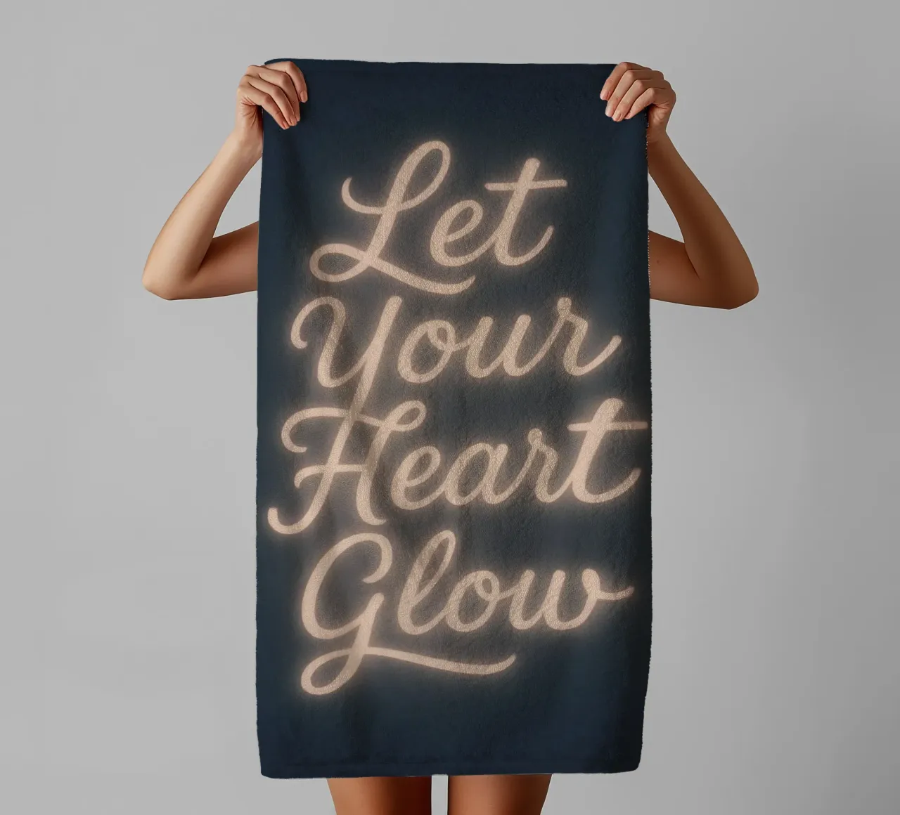 Let Your Heart Glow - Soft Neon Script serviette de bain de Nordic Noel Studio