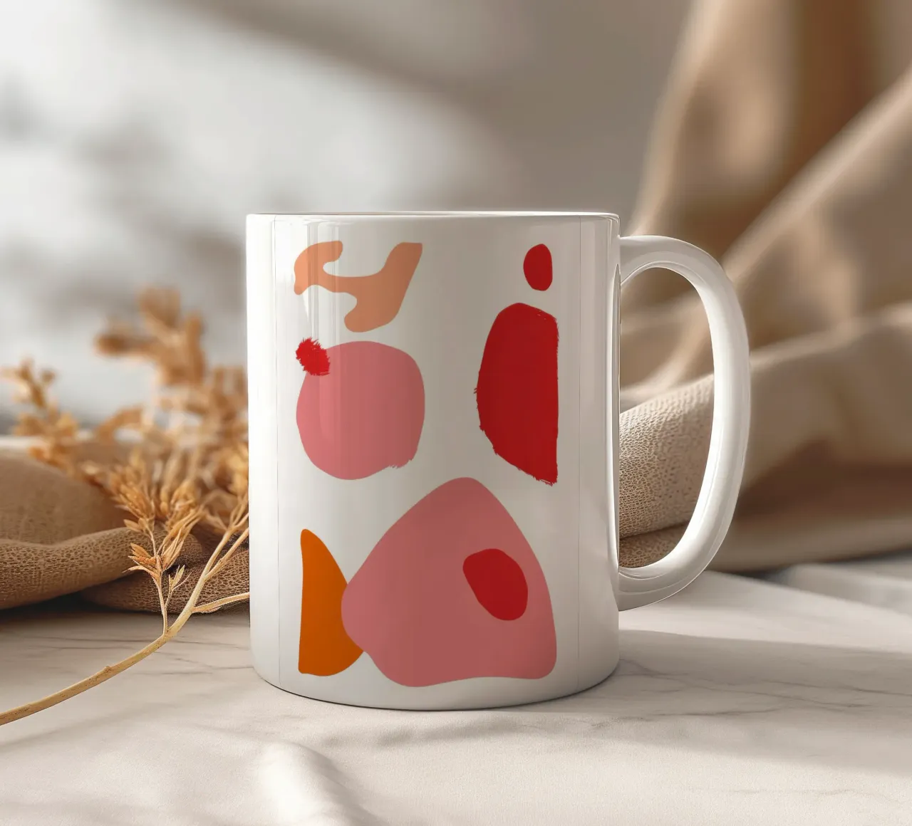 Composizione di forme giocose tazza in ceramica da Sky Velour