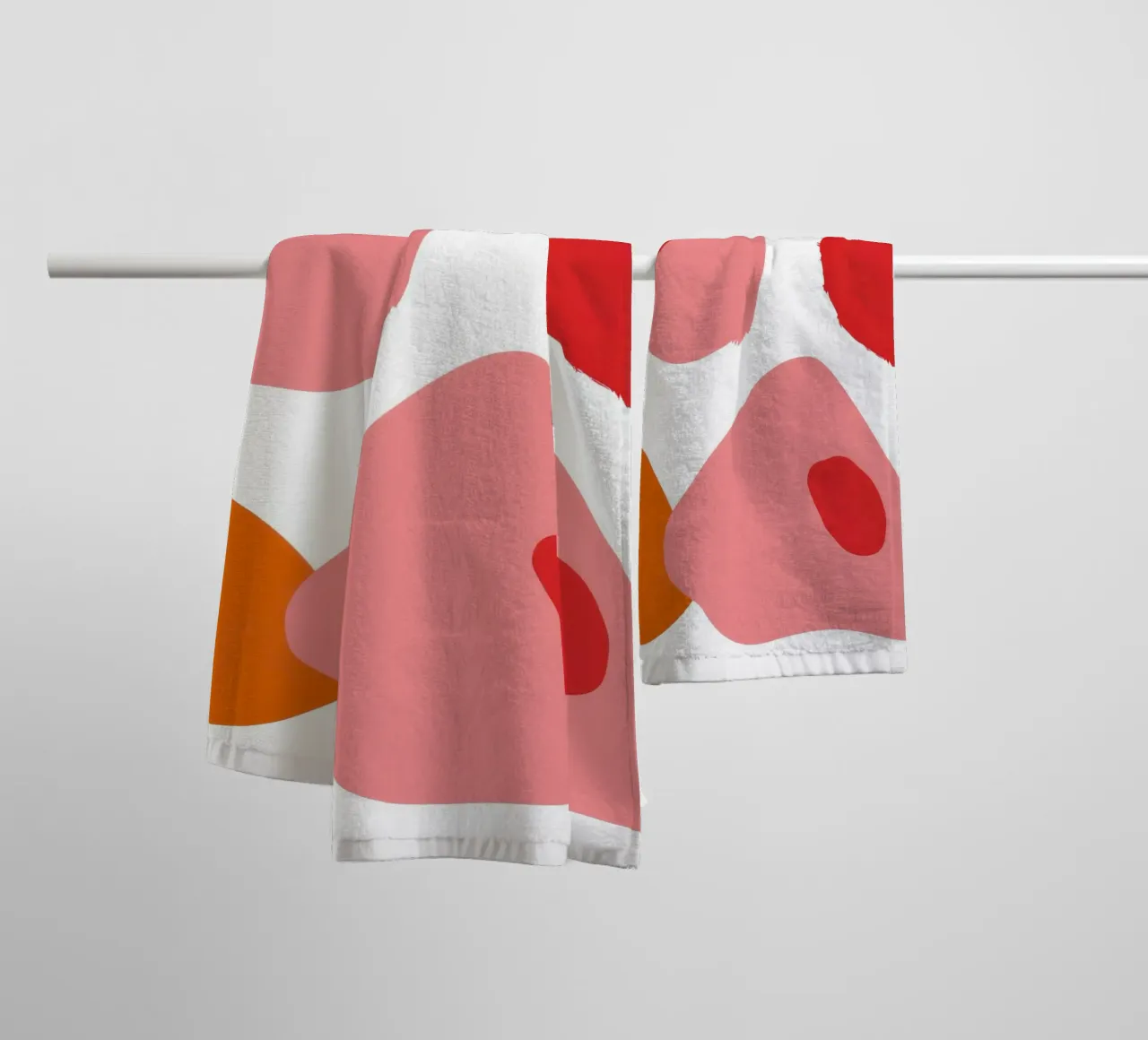 Speelse vormcompositie badhanddoek van Sky Velour