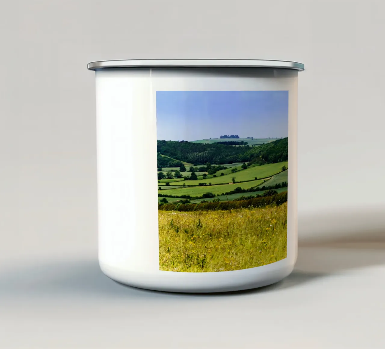 Paesaggio delle colline verdi tazza in smalto da The art seasons