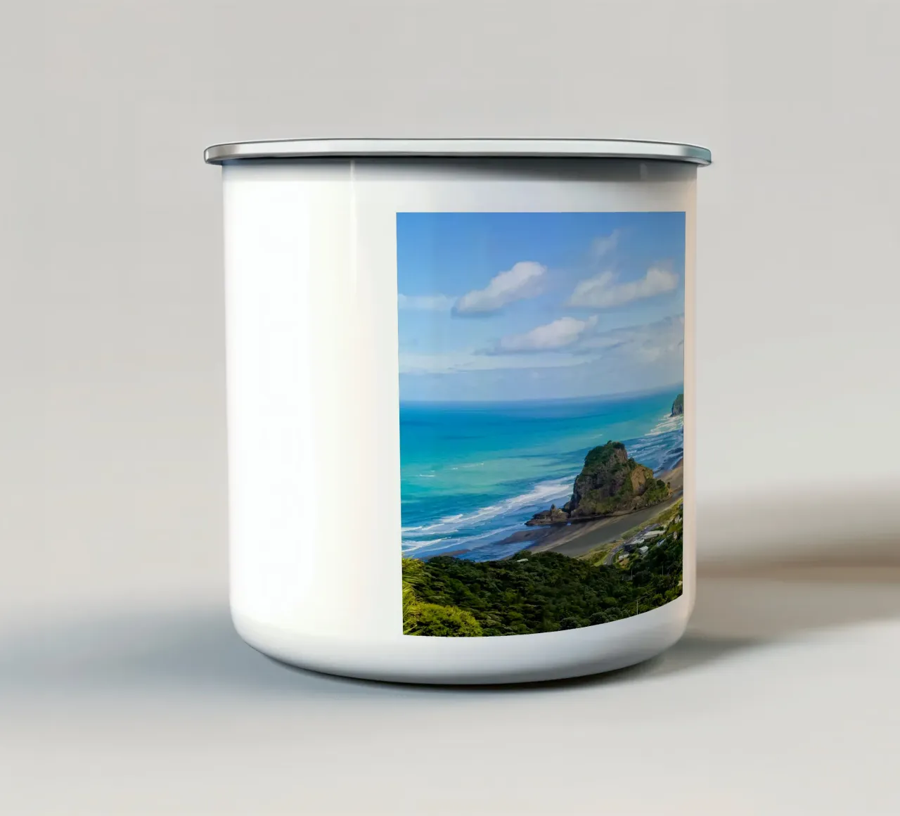 Spiaggia di Piha Roccia del Leone tazza in smalto da The art seasons