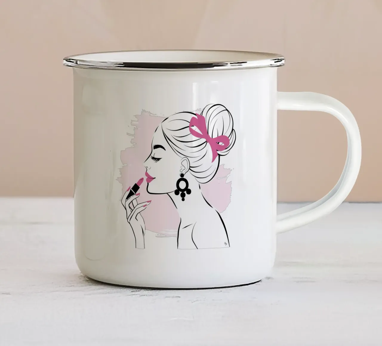 Ritratto di ragazza truccata tazza in smalto da Martina