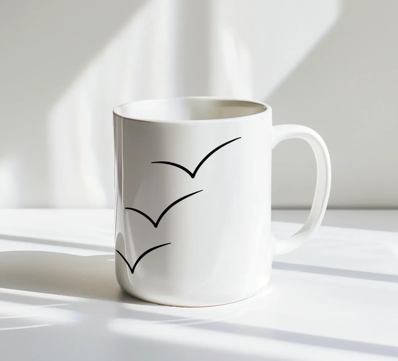 Lijn Art Zeemeeuwen over de Zee Minimalistische Vogelafbeelding keramische mok van Bold & Simple